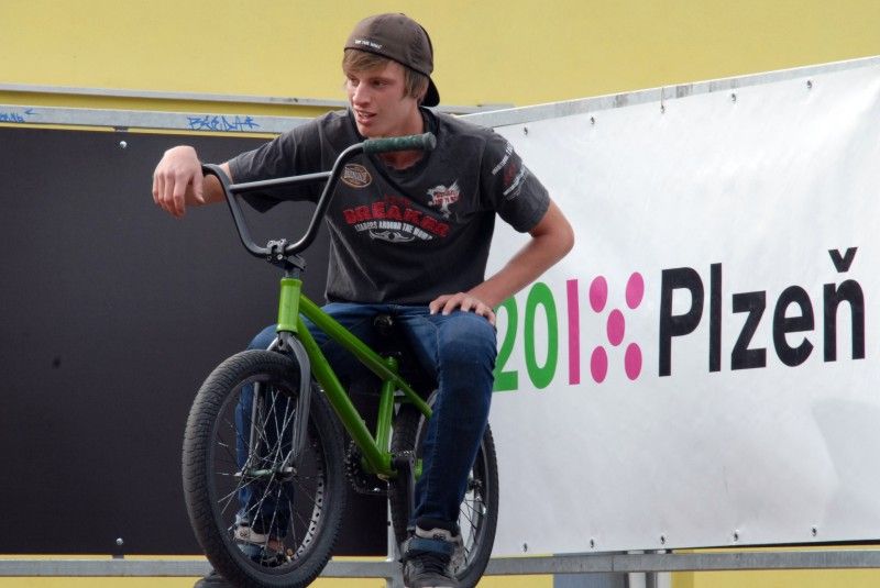 Po roce rekonstrukčních prací a stavebních úprav mohou Plzeňané od 24.9.2012 využívat další relaxační zónu v blízkosti centrální části města. Výrazná proměna území u soutoku řek Radbuzy a Mže nyní nabízí nevšední potenciál pro každodenní rekreaci a odpočinek. Projektem s celkovými náklady ve výši 71,6 milionu korun bez DPH se Plzni podařilo zhodnotit místo nejen z hlediska rekreačního a sportovního, ale i z hlediska ekologického a krajinného. Revitalizace území Štruncových sadů naplnila jednu z klíčových investic do kulturní a volnočasové infrastruktury spojené s projektem Plzeň – Evropské hlavní město kultury 2015.