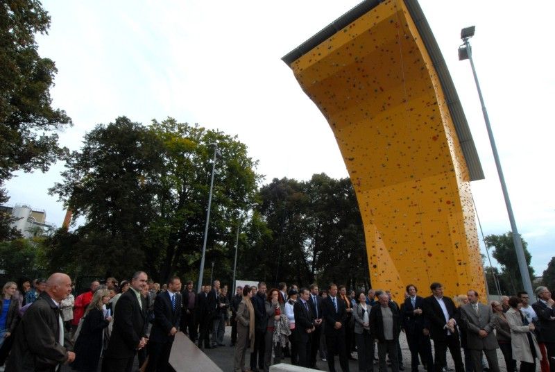 Po roce rekonstrukčních prací a stavebních úprav mohou Plzeňané od 24.9.2012 využívat další relaxační zónu v blízkosti centrální části města. Výrazná proměna území u soutoku řek Radbuzy a Mže nyní nabízí nevšední potenciál pro každodenní rekreaci a odpočinek. Projektem s celkovými náklady ve výši 71,6 milionu korun bez DPH se Plzni podařilo zhodnotit místo nejen z hlediska rekreačního a sportovního, ale i z hlediska ekologického a krajinného. Revitalizace území Štruncových sadů naplnila jednu z klíčových investic do kulturní a volnočasové infrastruktury spojené s projektem Plzeň – Evropské hlavní město kultury 2015.