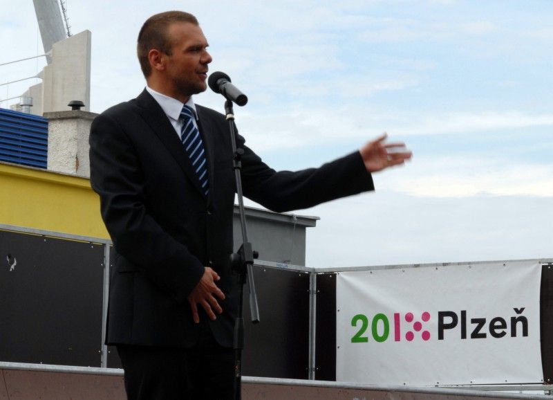 Po roce rekonstrukčních prací a stavebních úprav mohou Plzeňané od 24.9.2012 využívat další relaxační zónu v blízkosti centrální části města. Výrazná proměna území u soutoku řek Radbuzy a Mže nyní nabízí nevšední potenciál pro každodenní rekreaci a odpočinek. Projektem s celkovými náklady ve výši 71,6 milionu korun bez DPH se Plzni podařilo zhodnotit místo nejen z hlediska rekreačního a sportovního, ale i z hlediska ekologického a krajinného. Revitalizace území Štruncových sadů naplnila jednu z klíčových investic do kulturní a volnočasové infrastruktury spojené s projektem Plzeň – Evropské hlavní město kultury 2015.