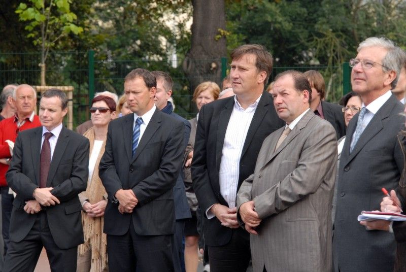 Po roce rekonstrukčních prací a stavebních úprav mohou Plzeňané od 24.9.2012 využívat další relaxační zónu v blízkosti centrální části města. Výrazná proměna území u soutoku řek Radbuzy a Mže nyní nabízí nevšední potenciál pro každodenní rekreaci a odpočinek. Projektem s celkovými náklady ve výši 71,6 milionu korun bez DPH se Plzni podařilo zhodnotit místo nejen z hlediska rekreačního a sportovního, ale i z hlediska ekologického a krajinného. Revitalizace území Štruncových sadů naplnila jednu z klíčových investic do kulturní a volnočasové infrastruktury spojené s projektem Plzeň – Evropské hlavní město kultury 2015.