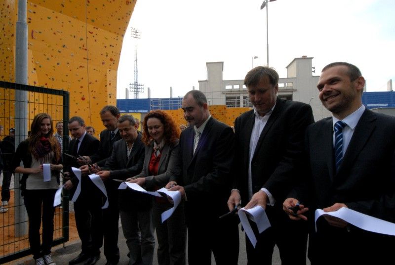 Po roce rekonstrukčních prací a stavebních úprav mohou Plzeňané od 24.9.2012 využívat další relaxační zónu v blízkosti centrální části města. Výrazná proměna území u soutoku řek Radbuzy a Mže nyní nabízí nevšední potenciál pro každodenní rekreaci a odpočinek. Projektem s celkovými náklady ve výši 71,6 milionu korun bez DPH se Plzni podařilo zhodnotit místo nejen z hlediska rekreačního a sportovního, ale i z hlediska ekologického a krajinného. Revitalizace území Štruncových sadů naplnila jednu z klíčových investic do kulturní a volnočasové infrastruktury spojené s projektem Plzeň – Evropské hlavní město kultury 2015.