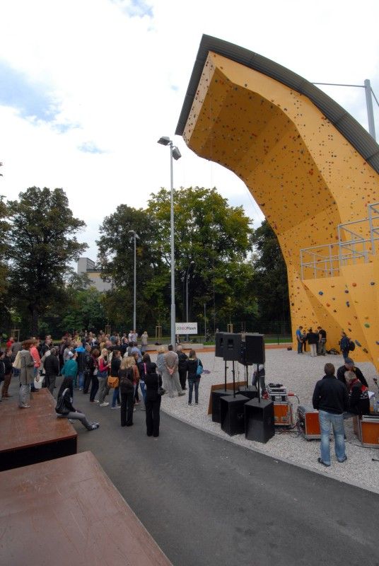 Po roce rekonstrukčních prací a stavebních úprav mohou Plzeňané od 24.9.2012 využívat další relaxační zónu v blízkosti centrální části města. Výrazná proměna území u soutoku řek Radbuzy a Mže nyní nabízí nevšední potenciál pro každodenní rekreaci a odpočinek. Projektem s celkovými náklady ve výši 71,6 milionu korun bez DPH se Plzni podařilo zhodnotit místo nejen z hlediska rekreačního a sportovního, ale i z hlediska ekologického a krajinného. Revitalizace území Štruncových sadů naplnila jednu z klíčových investic do kulturní a volnočasové infrastruktury spojené s projektem Plzeň – Evropské hlavní město kultury 2015.