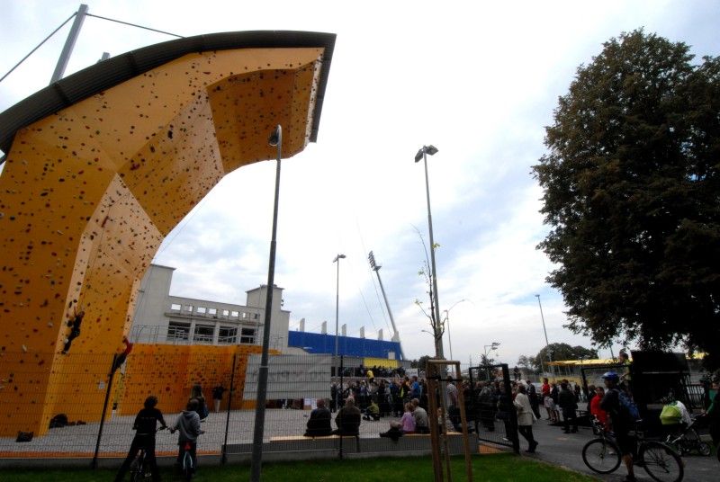 Po roce rekonstrukčních prací a stavebních úprav mohou Plzeňané od 24.9.2012 využívat další relaxační zónu v blízkosti centrální části města. Výrazná proměna území u soutoku řek Radbuzy a Mže nyní nabízí nevšední potenciál pro každodenní rekreaci a odpočinek. Projektem s celkovými náklady ve výši 71,6 milionu korun bez DPH se Plzni podařilo zhodnotit místo nejen z hlediska rekreačního a sportovního, ale i z hlediska ekologického a krajinného. Revitalizace území Štruncových sadů naplnila jednu z klíčových investic do kulturní a volnočasové infrastruktury spojené s projektem Plzeň – Evropské hlavní město kultury 2015.