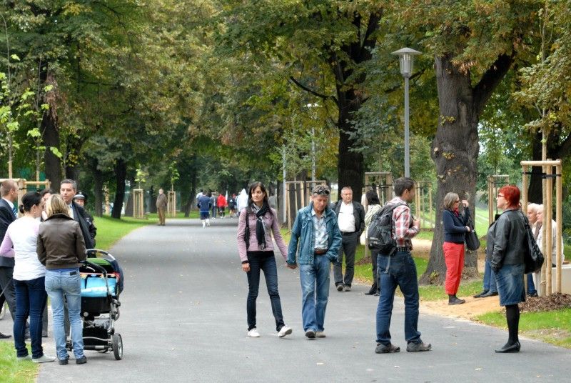 Po roce rekonstrukčních prací a stavebních úprav mohou Plzeňané od 24.9.2012 využívat další relaxační zónu v blízkosti centrální části města. Výrazná proměna území u soutoku řek Radbuzy a Mže nyní nabízí nevšední potenciál pro každodenní rekreaci a odpočinek. Projektem s celkovými náklady ve výši 71,6 milionu korun bez DPH se Plzni podařilo zhodnotit místo nejen z hlediska rekreačního a sportovního, ale i z hlediska ekologického a krajinného. Revitalizace území Štruncových sadů naplnila jednu z klíčových investic do kulturní a volnočasové infrastruktury spojené s projektem Plzeň – Evropské hlavní město kultury 2015.
