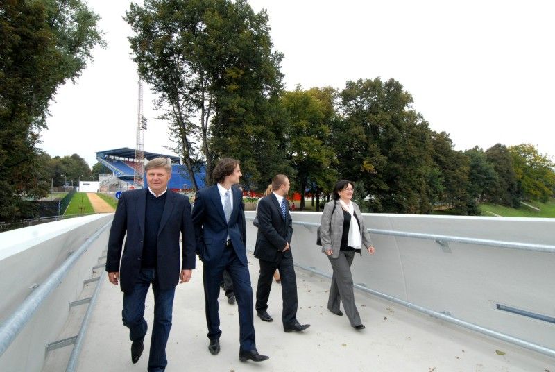 Po roce rekonstrukčních prací a stavebních úprav mohou Plzeňané od 24.9.2012 využívat další relaxační zónu v blízkosti centrální části města. Výrazná proměna území u soutoku řek Radbuzy a Mže nyní nabízí nevšední potenciál pro každodenní rekreaci a odpočinek. Projektem s celkovými náklady ve výši 71,6 milionu korun bez DPH se Plzni podařilo zhodnotit místo nejen z hlediska rekreačního a sportovního, ale i z hlediska ekologického a krajinného. Revitalizace území Štruncových sadů naplnila jednu z klíčových investic do kulturní a volnočasové infrastruktury spojené s projektem Plzeň – Evropské hlavní město kultury 2015.