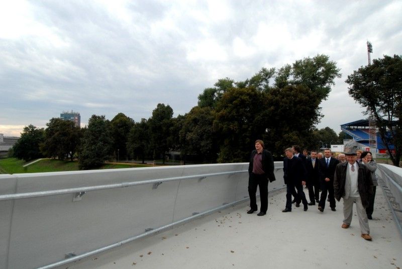 Po roce rekonstrukčních prací a stavebních úprav mohou Plzeňané od 24.9.2012 využívat další relaxační zónu v blízkosti centrální části města. Výrazná proměna území u soutoku řek Radbuzy a Mže nyní nabízí nevšední potenciál pro každodenní rekreaci a odpočinek. Projektem s celkovými náklady ve výši 71,6 milionu korun bez DPH se Plzni podařilo zhodnotit místo nejen z hlediska rekreačního a sportovního, ale i z hlediska ekologického a krajinného. Revitalizace území Štruncových sadů naplnila jednu z klíčových investic do kulturní a volnočasové infrastruktury spojené s projektem Plzeň – Evropské hlavní město kultury 2015.