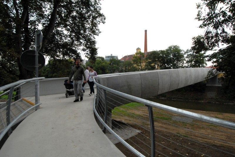 Po roce rekonstrukčních prací a stavebních úprav mohou Plzeňané od 24.9.2012 využívat další relaxační zónu v blízkosti centrální části města. Výrazná proměna území u soutoku řek Radbuzy a Mže nyní nabízí nevšední potenciál pro každodenní rekreaci a odpočinek. Projektem s celkovými náklady ve výši 71,6 milionu korun bez DPH se Plzni podařilo zhodnotit místo nejen z hlediska rekreačního a sportovního, ale i z hlediska ekologického a krajinného. Revitalizace území Štruncových sadů naplnila jednu z klíčových investic do kulturní a volnočasové infrastruktury spojené s projektem Plzeň – Evropské hlavní město kultury 2015.