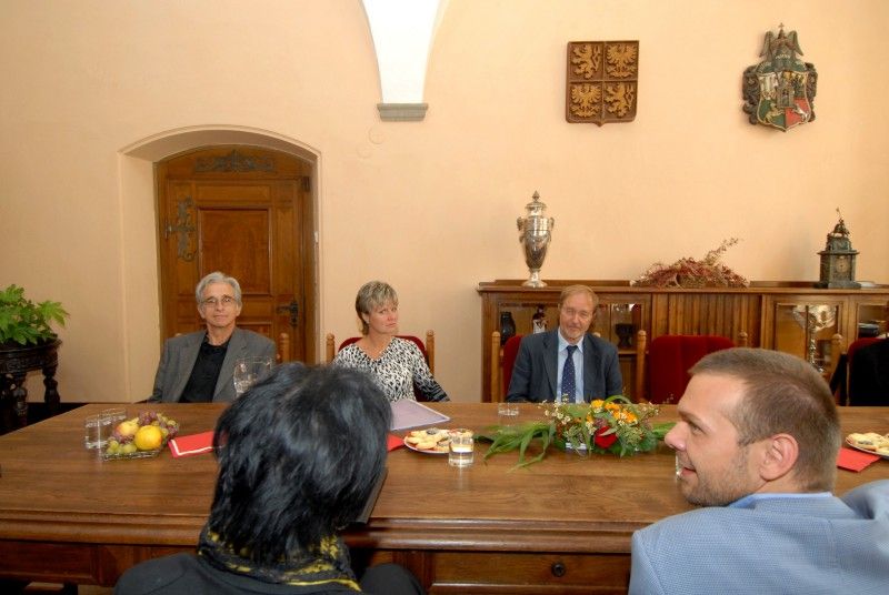 Partnerství mezi plzeňskou 28. základní školou a Clermont-Ferrand Schule v Regensburgu trvá devět let. Společné aktivity jsou různé od vzájemných návštěv přes konkrétní projekty, sportovní dny, kolektivní výlety či pravidelná fotbalová utkání. Zástupce regensburgské školy v čele s ředitelem Winfriedem Wolfem a vedení 28. základní školy přijal ve středu 26. září 2012 na plzeňské radnici primátor Martin Baxa. „Jsem rád, že vaše partnerství má konkrétní podobu. Pro děti je velmi důležité, když se přímou formou dostávají do kontaktu s cizím jazykem,“ uvedl při setkání primátor.