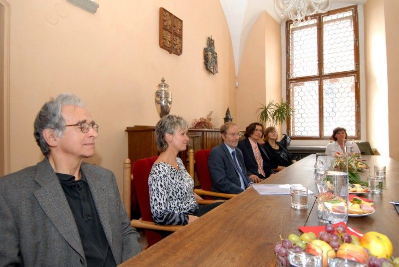 Partnerství mezi plzeňskou 28. základní školou a Clermont-Ferrand Schule v Regensburgu trvá devět let. Společné aktivity jsou různé od vzájemných návštěv přes konkrétní projekty, sportovní dny, kolektivní výlety či pravidelná fotbalová utkání. Zástupce regensburgské školy v čele s ředitelem Winfriedem Wolfem a vedení 28. základní školy přijal ve středu 26. září 2012 na plzeňské radnici primátor Martin Baxa. „Jsem rád, že vaše partnerství má konkrétní podobu. Pro děti je velmi důležité, když se přímou formou dostávají do kontaktu s cizím jazykem,“ uvedl při setkání primátor.