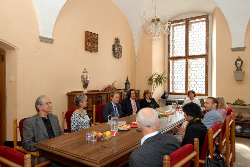 Partnerství mezi plzeňskou 28. základní školou a Clermont-Ferrand Schule v Regensburgu trvá devět let. Společné aktivity jsou různé od vzájemných návštěv přes konkrétní projekty, sportovní dny, kolektivní výlety či pravidelná fotbalová utkání. Zástupce regensburgské školy v čele s ředitelem Winfriedem Wolfem a vedení 28. základní školy přijal ve středu 26. září 2012 na plzeňské radnici primátor Martin Baxa. „Jsem rád, že vaše partnerství má konkrétní podobu. Pro děti je velmi důležité, když se přímou formou dostávají do kontaktu s cizím jazykem,“ uvedl při setkání primátor.