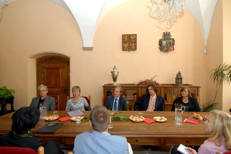 Partnerství mezi plzeňskou 28. základní školou a Clermont-Ferrand Schule v Regensburgu trvá devět let. Společné aktivity jsou různé od vzájemných návštěv přes konkrétní projekty, sportovní dny, kolektivní výlety či pravidelná fotbalová utkání. Zástupce regensburgské školy v čele s ředitelem Winfriedem Wolfem a vedení 28. základní školy přijal ve středu 26. září 2012 na plzeňské radnici primátor Martin Baxa. „Jsem rád, že vaše partnerství má konkrétní podobu. Pro děti je velmi důležité, když se přímou formou dostávají do kontaktu s cizím jazykem,“ uvedl při setkání primátor.