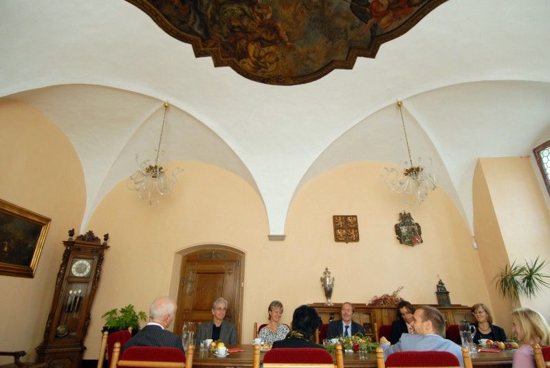 Partnerství mezi plzeňskou 28. základní školou a Clermont-Ferrand Schule v Regensburgu trvá devět let. Společné aktivity jsou různé od vzájemných návštěv přes konkrétní projekty, sportovní dny, kolektivní výlety či pravidelná fotbalová utkání. Zástupce regensburgské školy v čele s ředitelem Winfriedem Wolfem a vedení 28. základní školy přijal ve středu 26. září 2012 na plzeňské radnici primátor Martin Baxa. „Jsem rád, že vaše partnerství má konkrétní podobu. Pro děti je velmi důležité, když se přímou formou dostávají do kontaktu s cizím jazykem,“ uvedl při setkání primátor.