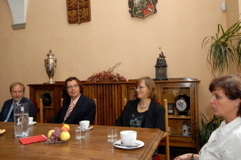 Partnerství mezi plzeňskou 28. základní školou a Clermont-Ferrand Schule v Regensburgu trvá devět let. Společné aktivity jsou různé od vzájemných návštěv přes konkrétní projekty, sportovní dny, kolektivní výlety či pravidelná fotbalová utkání. Zástupce regensburgské školy v čele s ředitelem Winfriedem Wolfem a vedení 28. základní školy přijal ve středu 26. září 2012 na plzeňské radnici primátor Martin Baxa. „Jsem rád, že vaše partnerství má konkrétní podobu. Pro děti je velmi důležité, když se přímou formou dostávají do kontaktu s cizím jazykem,“ uvedl při setkání primátor.