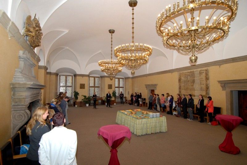 Celkem čtyři desítky učitelů z dvaceti středních škol po celé Evropě se staly součástí delegace projektu Euroweek, která dnes (1.10.2012) zavítala na plzeňskou radnici.