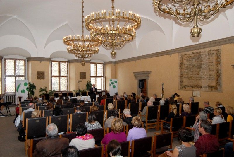 Loni na podzim získal plzeňský rodák, architekt Jan Soukup plaketu s vyobrazením městské historické pečetě, letos se mu plzeňská městská správa rozhodla věnovat Radiodárek, pořad Českého rozhlasu 2 Praha. Výrazná osobnost známá svým dlouholetým a hlubokým zájmem o Plzeň, její urbanistickou a architektonickou podobu a také svými angažovanými postoji v otázkách zachování kulturního dědictví dárek přijala. Ve středu 3.10.2012 odpoledne se za účasti posluchačů z řad veřejnosti pořad natáčel v historických prostorách obřadní síně plzeňské radnice.