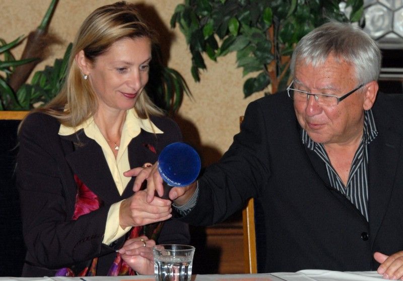 Loni na podzim získal plzeňský rodák, architekt Jan Soukup plaketu s vyobrazením městské historické pečetě, letos se mu plzeňská městská správa rozhodla věnovat Radiodárek, pořad Českého rozhlasu 2 Praha. Výrazná osobnost známá svým dlouholetým a hlubokým zájmem o Plzeň, její urbanistickou a architektonickou podobu a také svými angažovanými postoji v otázkách zachování kulturního dědictví dárek přijala. Ve středu 3.10.2012 odpoledne se za účasti posluchačů z řad veřejnosti pořad natáčel v historických prostorách obřadní síně plzeňské radnice.