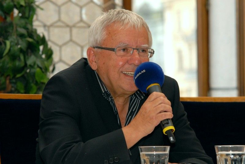 Loni na podzim získal plzeňský rodák, architekt Jan Soukup plaketu s vyobrazením městské historické pečetě, letos se mu plzeňská městská správa rozhodla věnovat Radiodárek, pořad Českého rozhlasu 2 Praha. Výrazná osobnost známá svým dlouholetým a hlubokým zájmem o Plzeň, její urbanistickou a architektonickou podobu a také svými angažovanými postoji v otázkách zachování kulturního dědictví dárek přijala. Ve středu 3.10.2012 odpoledne se za účasti posluchačů z řad veřejnosti pořad natáčel v historických prostorách obřadní síně plzeňské radnice.