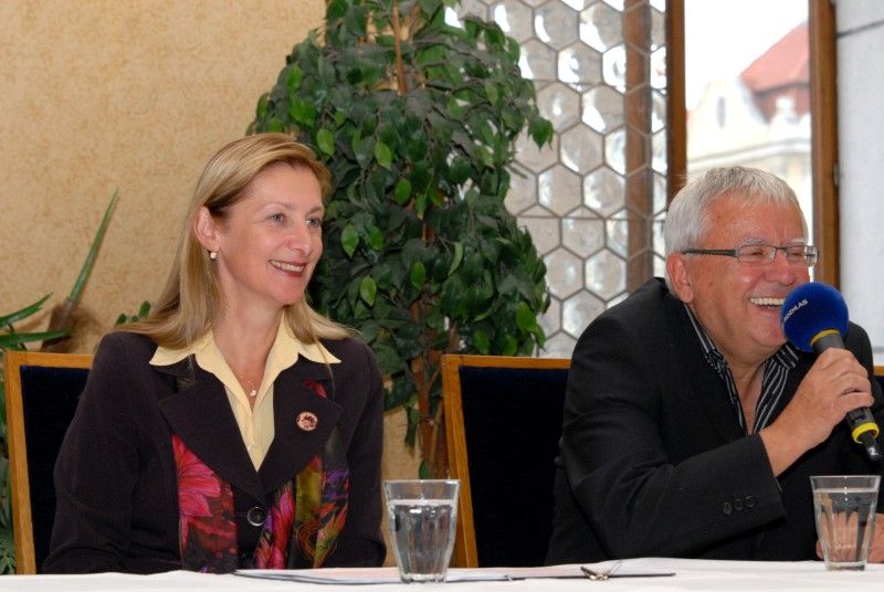 Loni na podzim získal plzeňský rodák, architekt Jan Soukup plaketu s vyobrazením městské historické pečetě, letos se mu plzeňská městská správa rozhodla věnovat Radiodárek, pořad Českého rozhlasu 2 Praha. Výrazná osobnost známá svým dlouholetým a hlubokým zájmem o Plzeň, její urbanistickou a architektonickou podobu a také svými angažovanými postoji v otázkách zachování kulturního dědictví dárek přijala. Ve středu 3.10.2012 odpoledne se za účasti posluchačů z řad veřejnosti pořad natáčel v historických prostorách obřadní síně plzeňské radnice.