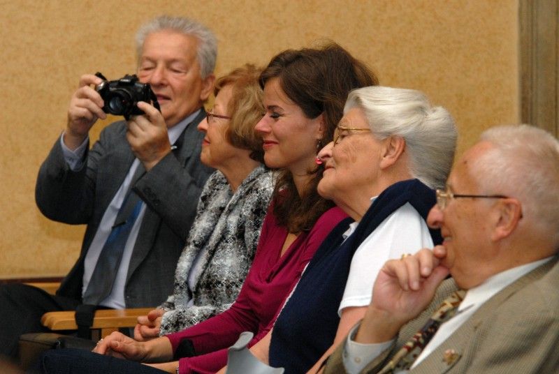 Loni na podzim získal plzeňský rodák, architekt Jan Soukup plaketu s vyobrazením městské historické pečetě, letos se mu plzeňská městská správa rozhodla věnovat Radiodárek, pořad Českého rozhlasu 2 Praha. Výrazná osobnost známá svým dlouholetým a hlubokým zájmem o Plzeň, její urbanistickou a architektonickou podobu a také svými angažovanými postoji v otázkách zachování kulturního dědictví dárek přijala. Ve středu 3.10.2012 odpoledne se za účasti posluchačů z řad veřejnosti pořad natáčel v historických prostorách obřadní síně plzeňské radnice.
