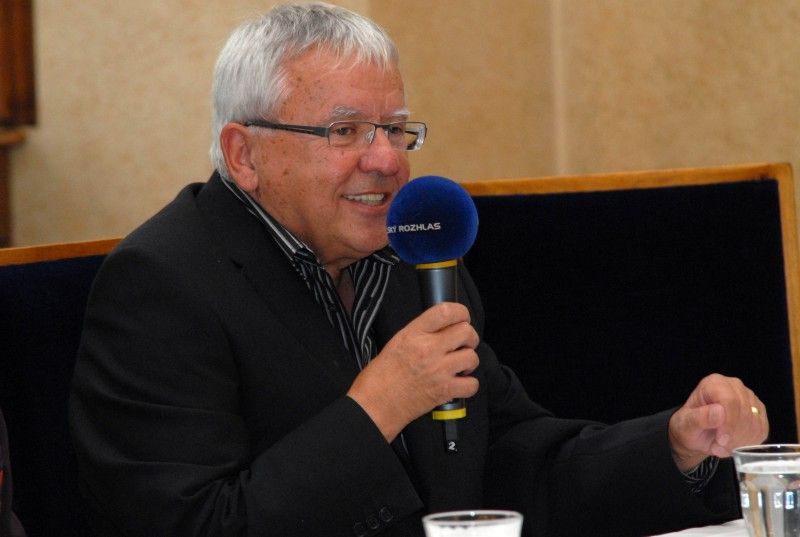 Loni na podzim získal plzeňský rodák, architekt Jan Soukup plaketu s vyobrazením městské historické pečetě, letos se mu plzeňská městská správa rozhodla věnovat Radiodárek, pořad Českého rozhlasu 2 Praha. Výrazná osobnost známá svým dlouholetým a hlubokým zájmem o Plzeň, její urbanistickou a architektonickou podobu a také svými angažovanými postoji v otázkách zachování kulturního dědictví dárek přijala. Ve středu 3.10.2012 odpoledne se za účasti posluchačů z řad veřejnosti pořad natáčel v historických prostorách obřadní síně plzeňské radnice.