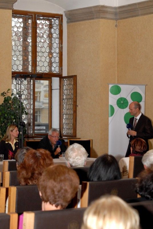 Loni na podzim získal plzeňský rodák, architekt Jan Soukup plaketu s vyobrazením městské historické pečetě, letos se mu plzeňská městská správa rozhodla věnovat Radiodárek, pořad Českého rozhlasu 2 Praha. Výrazná osobnost známá svým dlouholetým a hlubokým zájmem o Plzeň, její urbanistickou a architektonickou podobu a také svými angažovanými postoji v otázkách zachování kulturního dědictví dárek přijala. Ve středu 3.10.2012 odpoledne se za účasti posluchačů z řad veřejnosti pořad natáčel v historických prostorách obřadní síně plzeňské radnice.