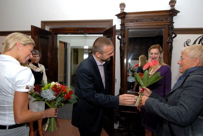 Pamětní minci města Plzně s certifikátem a dárek v podobě tradičního nápoje ze Starého Plzence si odnesla ze setkání s primátorem Martinem Baxou a náměstkyní Evou Herinkovou česká tenistka, specialistka na čtyřhru Plzeňanka Andrea Hlaváčková (9.10.2012).