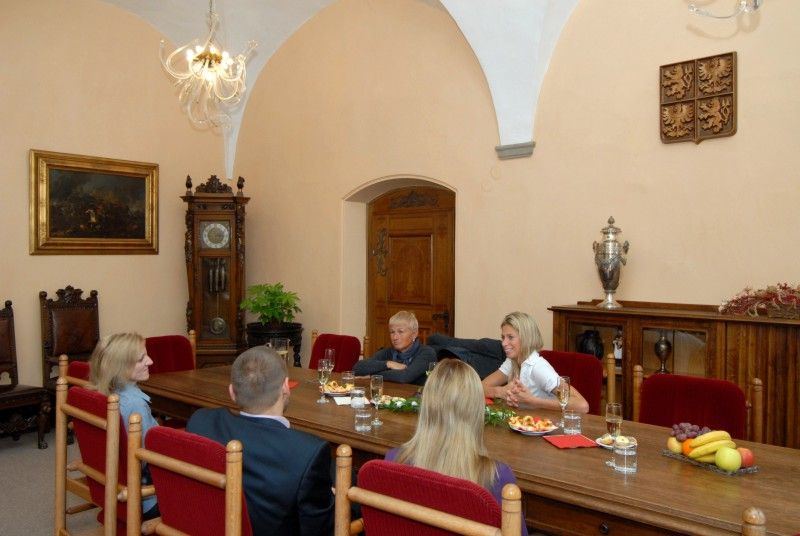 Pamětní minci města Plzně s certifikátem a dárek v podobě tradičního nápoje ze Starého Plzence si odnesla ze setkání s primátorem Martinem Baxou a náměstkyní Evou Herinkovou česká tenistka, specialistka na čtyřhru Plzeňanka Andrea Hlaváčková (9.10.2012).