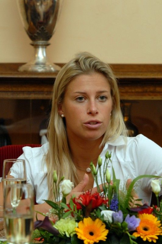 Pamětní minci města Plzně s certifikátem a dárek v podobě tradičního nápoje ze Starého Plzence si odnesla ze setkání s primátorem Martinem Baxou a náměstkyní Evou Herinkovou česká tenistka, specialistka na čtyřhru Plzeňanka Andrea Hlaváčková (9.10.2012).