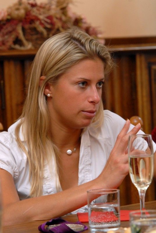 Pamětní minci města Plzně s certifikátem a dárek v podobě tradičního nápoje ze Starého Plzence si odnesla ze setkání s primátorem Martinem Baxou a náměstkyní Evou Herinkovou česká tenistka, specialistka na čtyřhru Plzeňanka Andrea Hlaváčková (9.10.2012).