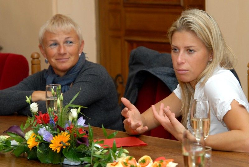 Pamětní minci města Plzně s certifikátem a dárek v podobě tradičního nápoje ze Starého Plzence si odnesla ze setkání s primátorem Martinem Baxou a náměstkyní Evou Herinkovou česká tenistka, specialistka na čtyřhru Plzeňanka Andrea Hlaváčková (9.10.2012).