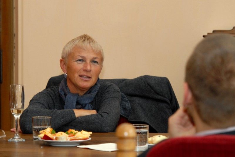 Pamětní minci města Plzně s certifikátem a dárek v podobě tradičního nápoje ze Starého Plzence si odnesla ze setkání s primátorem Martinem Baxou a náměstkyní Evou Herinkovou česká tenistka, specialistka na čtyřhru Plzeňanka Andrea Hlaváčková (9.10.2012).