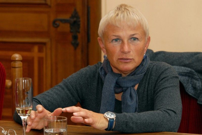 Pamětní minci města Plzně s certifikátem a dárek v podobě tradičního nápoje ze Starého Plzence si odnesla ze setkání s primátorem Martinem Baxou a náměstkyní Evou Herinkovou česká tenistka, specialistka na čtyřhru Plzeňanka Andrea Hlaváčková (9.10.2012).