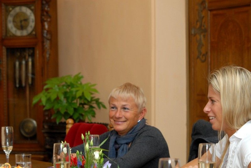 Pamětní minci města Plzně s certifikátem a dárek v podobě tradičního nápoje ze Starého Plzence si odnesla ze setkání s primátorem Martinem Baxou a náměstkyní Evou Herinkovou česká tenistka, specialistka na čtyřhru Plzeňanka Andrea Hlaváčková (9.10.2012).