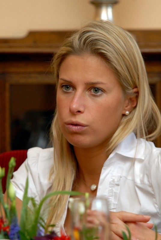 Pamětní minci města Plzně s certifikátem a dárek v podobě tradičního nápoje ze Starého Plzence si odnesla ze setkání s primátorem Martinem Baxou a náměstkyní Evou Herinkovou česká tenistka, specialistka na čtyřhru Plzeňanka Andrea Hlaváčková (9.10.2012).