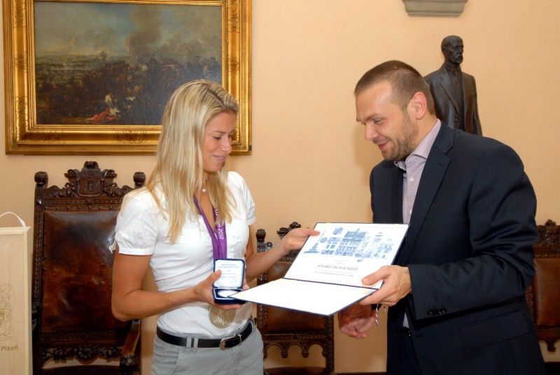 Pamětní minci města Plzně s certifikátem a dárek v podobě tradičního nápoje ze Starého Plzence si odnesla ze setkání s primátorem Martinem Baxou a náměstkyní Evou Herinkovou česká tenistka, specialistka na čtyřhru Plzeňanka Andrea Hlaváčková (9.10.2012).