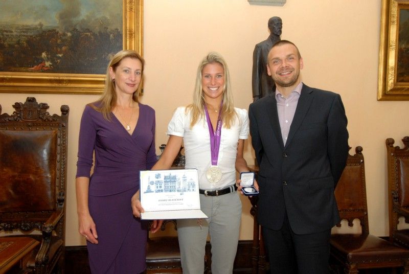 Pamětní minci města Plzně s certifikátem a dárek v podobě tradičního nápoje ze Starého Plzence si odnesla ze setkání s primátorem Martinem Baxou a náměstkyní Evou Herinkovou česká tenistka, specialistka na čtyřhru Plzeňanka Andrea Hlaváčková (9.10.2012).