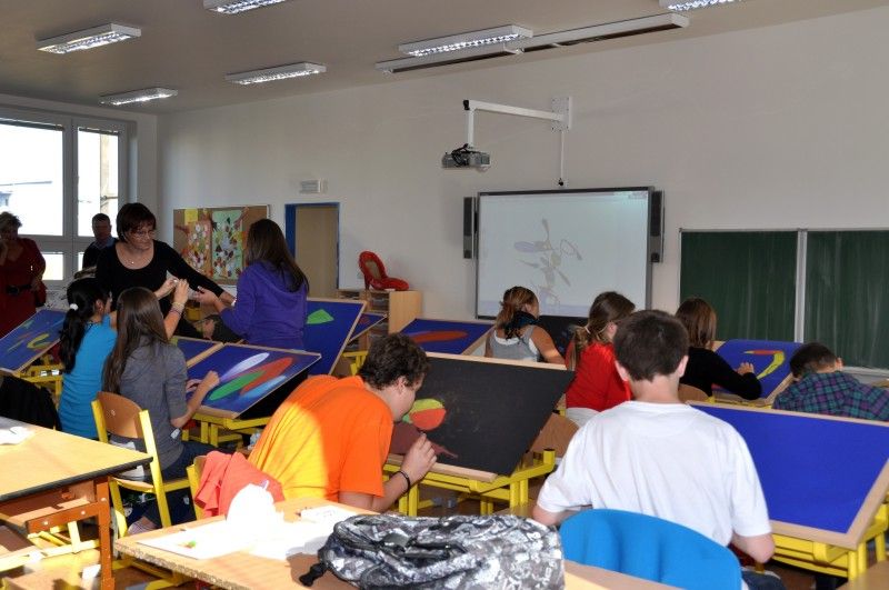 Již od začátku nového školního roku využívá 22. základní škola v Doubravce nástavbu, díky které získala nové prostory pro výuku. (foto: H. Prokopová, 10.10.2012)