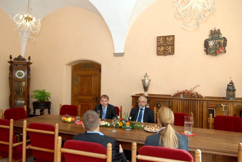 „Těší mě být užitečný,“ pronesl při setkání s primátorem Martinem Baxou profesor Stanislav Hosnedl, který patří mezi přední české odborníky v oblasti strojního inženýrství a který se nedávno dožil sedmdesáti let. Právě životní jubileum přivedlo profesora Hosnedla 10.10.2012 na plzeňskou radnici. Primátor Martin Baxa na začátku setkání vyzdvihl jeho úspěšnou profesní kariéru a poté se na hodinu stal partnerem a posluchačem v debatě o životě, lidech, práci ve Škodovce, systému vysokých škol, ale i dalších plánech, které profesor Hosnedl má.
