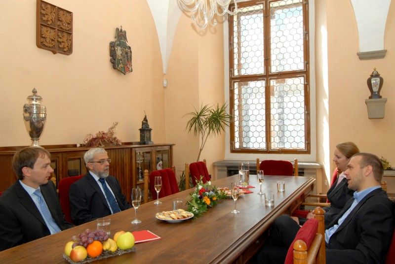 „Těší mě být užitečný,“ pronesl při setkání s primátorem Martinem Baxou profesor Stanislav Hosnedl, který patří mezi přední české odborníky v oblasti strojního inženýrství a který se nedávno dožil sedmdesáti let. Právě životní jubileum přivedlo profesora Hosnedla 10.10.2012 na plzeňskou radnici. Primátor Martin Baxa na začátku setkání vyzdvihl jeho úspěšnou profesní kariéru a poté se na hodinu stal partnerem a posluchačem v debatě o životě, lidech, práci ve Škodovce, systému vysokých škol, ale i dalších plánech, které profesor Hosnedl má.