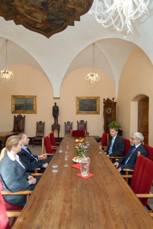 „Těší mě být užitečný,“ pronesl při setkání s primátorem Martinem Baxou profesor Stanislav Hosnedl, který patří mezi přední české odborníky v oblasti strojního inženýrství a který se nedávno dožil sedmdesáti let. Právě životní jubileum přivedlo profesora Hosnedla 10.10.2012 na plzeňskou radnici. Primátor Martin Baxa na začátku setkání vyzdvihl jeho úspěšnou profesní kariéru a poté se na hodinu stal partnerem a posluchačem v debatě o životě, lidech, práci ve Škodovce, systému vysokých škol, ale i dalších plánech, které profesor Hosnedl má.