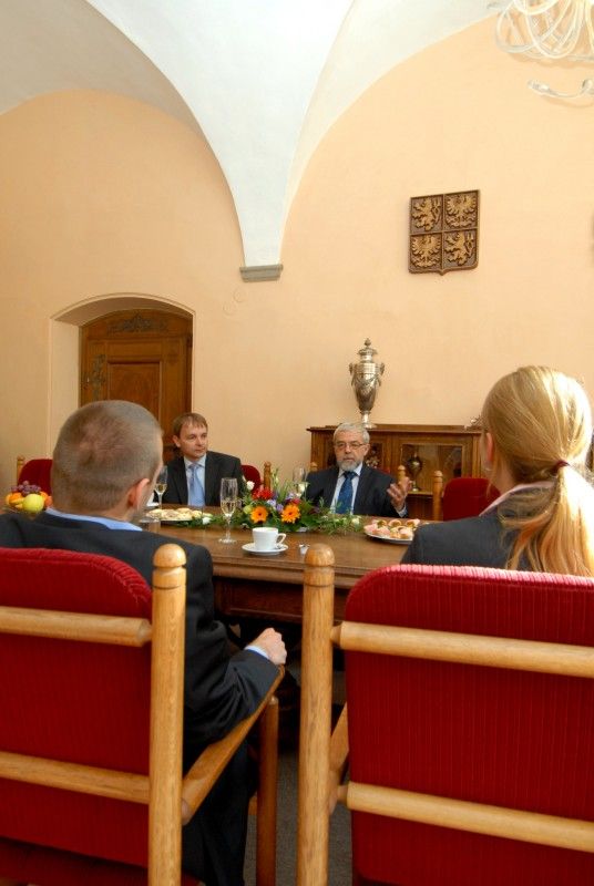 „Těší mě být užitečný,“ pronesl při setkání s primátorem Martinem Baxou profesor Stanislav Hosnedl, který patří mezi přední české odborníky v oblasti strojního inženýrství a který se nedávno dožil sedmdesáti let. Právě životní jubileum přivedlo profesora Hosnedla 10.10.2012 na plzeňskou radnici. Primátor Martin Baxa na začátku setkání vyzdvihl jeho úspěšnou profesní kariéru a poté se na hodinu stal partnerem a posluchačem v debatě o životě, lidech, práci ve Škodovce, systému vysokých škol, ale i dalších plánech, které profesor Hosnedl má.