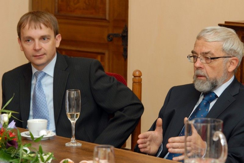 „Těší mě být užitečný,“ pronesl při setkání s primátorem Martinem Baxou profesor Stanislav Hosnedl, který patří mezi přední české odborníky v oblasti strojního inženýrství a který se nedávno dožil sedmdesáti let. Právě životní jubileum přivedlo profesora Hosnedla 10.10.2012 na plzeňskou radnici. Primátor Martin Baxa na začátku setkání vyzdvihl jeho úspěšnou profesní kariéru a poté se na hodinu stal partnerem a posluchačem v debatě o životě, lidech, práci ve Škodovce, systému vysokých škol, ale i dalších plánech, které profesor Hosnedl má.