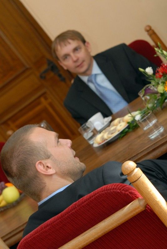 „Těší mě být užitečný,“ pronesl při setkání s primátorem Martinem Baxou profesor Stanislav Hosnedl, který patří mezi přední české odborníky v oblasti strojního inženýrství a který se nedávno dožil sedmdesáti let. Právě životní jubileum přivedlo profesora Hosnedla 10.10.2012 na plzeňskou radnici. Primátor Martin Baxa na začátku setkání vyzdvihl jeho úspěšnou profesní kariéru a poté se na hodinu stal partnerem a posluchačem v debatě o životě, lidech, práci ve Škodovce, systému vysokých škol, ale i dalších plánech, které profesor Hosnedl má.