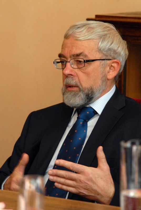 „Těší mě být užitečný,“ pronesl při setkání s primátorem Martinem Baxou profesor Stanislav Hosnedl, který patří mezi přední české odborníky v oblasti strojního inženýrství a který se nedávno dožil sedmdesáti let. Právě životní jubileum přivedlo profesora Hosnedla 10.10.2012 na plzeňskou radnici. Primátor Martin Baxa na začátku setkání vyzdvihl jeho úspěšnou profesní kariéru a poté se na hodinu stal partnerem a posluchačem v debatě o životě, lidech, práci ve Škodovce, systému vysokých škol, ale i dalších plánech, které profesor Hosnedl má.