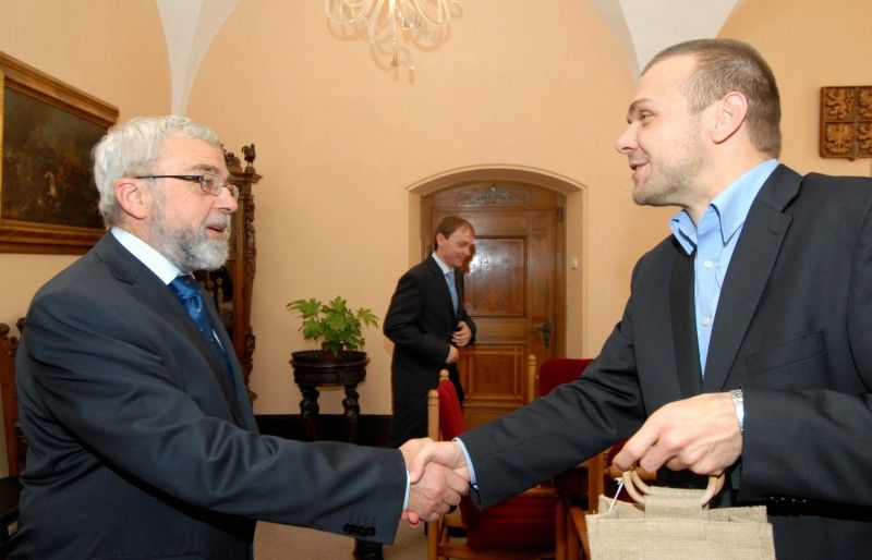 „Těší mě být užitečný,“ pronesl při setkání s primátorem Martinem Baxou profesor Stanislav Hosnedl, který patří mezi přední české odborníky v oblasti strojního inženýrství a který se nedávno dožil sedmdesáti let. Právě životní jubileum přivedlo profesora Hosnedla 10.10.2012 na plzeňskou radnici. Primátor Martin Baxa na začátku setkání vyzdvihl jeho úspěšnou profesní kariéru a poté se na hodinu stal partnerem a posluchačem v debatě o životě, lidech, práci ve Škodovce, systému vysokých škol, ale i dalších plánech, které profesor Hosnedl má.