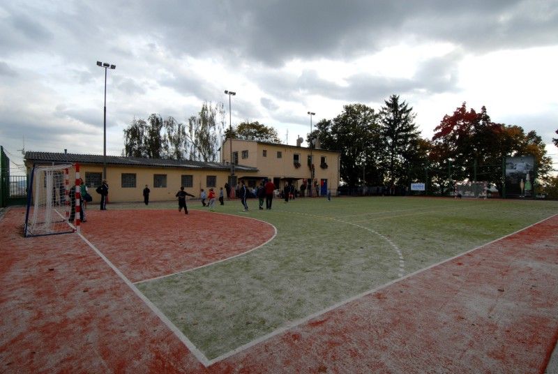 Páté kolo mistrovské soutěže v házené mladších žáků Košutky a Talentu se 10.10.2012 stalo prvním zápasem na nově zrekonstruovaném víceúčelovém hřišti v areálu TJ Košutka. Díky městským finančním prostředkům, které Plzni věnovala FC Viktoria, krajské dotaci, pomoci městského obvodu Plzeň 1 a vlastním zdrojům se košuteckým podařilo značně opotřebené hřiště za 814 tisíc korun obnovit. Před samotným zápasem mladým házenkářům popřáli skvělé výkony a férová utkání primátor Martin Baxa a místostarosta městského obvodu Jiří Uhlík.