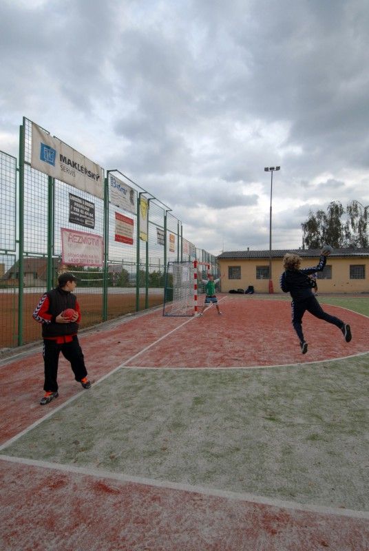 Páté kolo mistrovské soutěže v házené mladších žáků Košutky a Talentu se 10.10.2012 stalo prvním zápasem na nově zrekonstruovaném víceúčelovém hřišti v areálu TJ Košutka. Díky městským finančním prostředkům, které Plzni věnovala FC Viktoria, krajské dotaci, pomoci městského obvodu Plzeň 1 a vlastním zdrojům se košuteckým podařilo značně opotřebené hřiště za 814 tisíc korun obnovit. Před samotným zápasem mladým házenkářům popřáli skvělé výkony a férová utkání primátor Martin Baxa a místostarosta městského obvodu Jiří Uhlík.