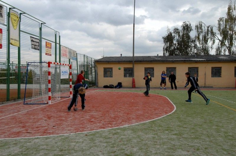 Páté kolo mistrovské soutěže v házené mladších žáků Košutky a Talentu se 10.10.2012 stalo prvním zápasem na nově zrekonstruovaném víceúčelovém hřišti v areálu TJ Košutka. Díky městským finančním prostředkům, které Plzni věnovala FC Viktoria, krajské dotaci, pomoci městského obvodu Plzeň 1 a vlastním zdrojům se košuteckým podařilo značně opotřebené hřiště za 814 tisíc korun obnovit. Před samotným zápasem mladým házenkářům popřáli skvělé výkony a férová utkání primátor Martin Baxa a místostarosta městského obvodu Jiří Uhlík.
