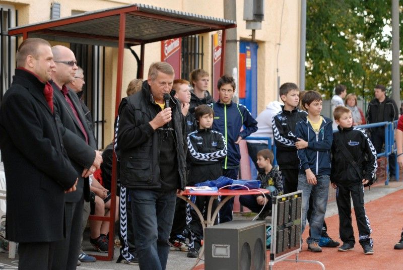 Páté kolo mistrovské soutěže v házené mladších žáků Košutky a Talentu se 10.10.2012 stalo prvním zápasem na nově zrekonstruovaném víceúčelovém hřišti v areálu TJ Košutka. Díky městským finančním prostředkům, které Plzni věnovala FC Viktoria, krajské dotaci, pomoci městského obvodu Plzeň 1 a vlastním zdrojům se košuteckým podařilo značně opotřebené hřiště za 814 tisíc korun obnovit. Před samotným zápasem mladým házenkářům popřáli skvělé výkony a férová utkání primátor Martin Baxa a místostarosta městského obvodu Jiří Uhlík.