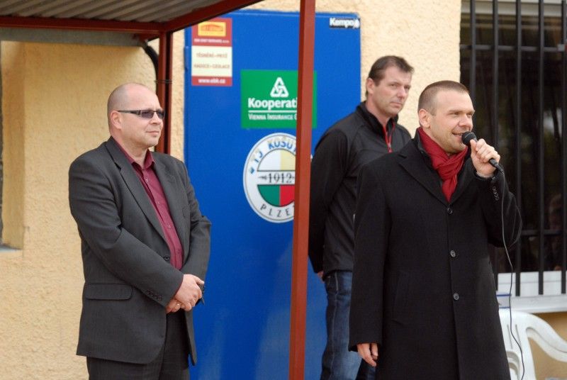 Páté kolo mistrovské soutěže v házené mladších žáků Košutky a Talentu se 10.10.2012 stalo prvním zápasem na nově zrekonstruovaném víceúčelovém hřišti v areálu TJ Košutka. Díky městským finančním prostředkům, které Plzni věnovala FC Viktoria, krajské dotaci, pomoci městského obvodu Plzeň 1 a vlastním zdrojům se košuteckým podařilo značně opotřebené hřiště za 814 tisíc korun obnovit. Před samotným zápasem mladým házenkářům popřáli skvělé výkony a férová utkání primátor Martin Baxa a místostarosta městského obvodu Jiří Uhlík.